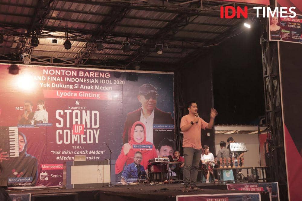 Salah satu peserta stand up comedy piala Plt Wali Kota Medan (IDN Times/Yurika Febrianti)