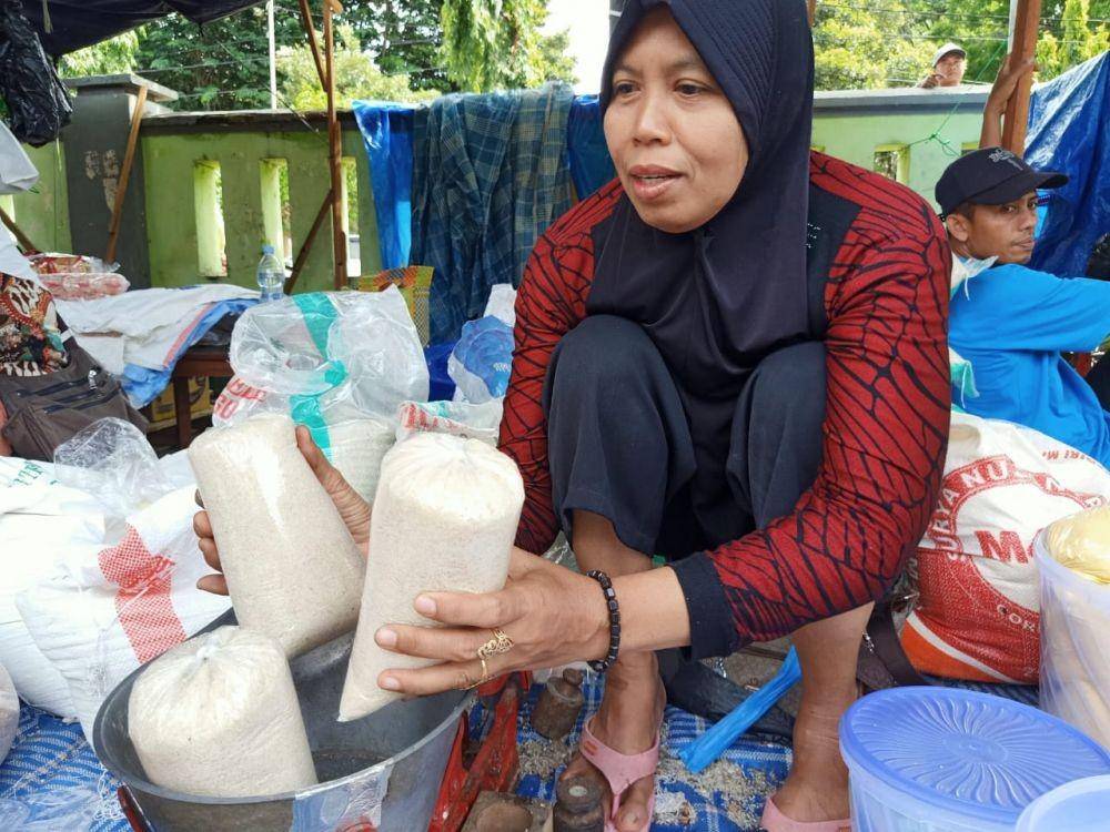 Salah satu pedagang gula pasir di Pasar Baru Tuban. IDN Times/Imron