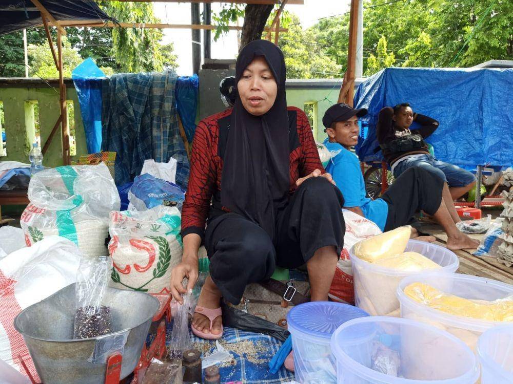 Salah satu pedagang gula pasir di Pasar Baru Tuban. IDN Times/Imron