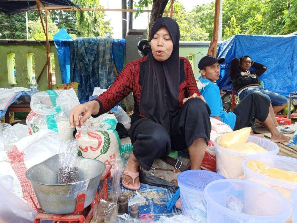Salah satu pedagang gula pasir di Pasar Baru Tuban. IDN Times/Imron