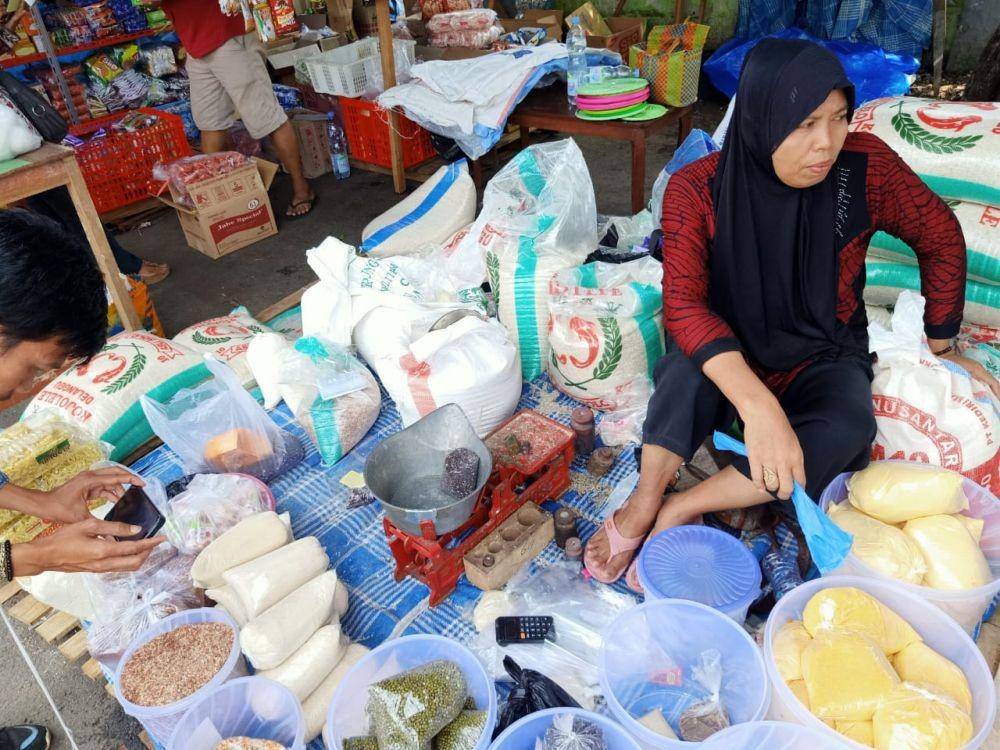Salah satu pedagang gula pasir di Pasar Baru Tuban. IDN Times/Imron