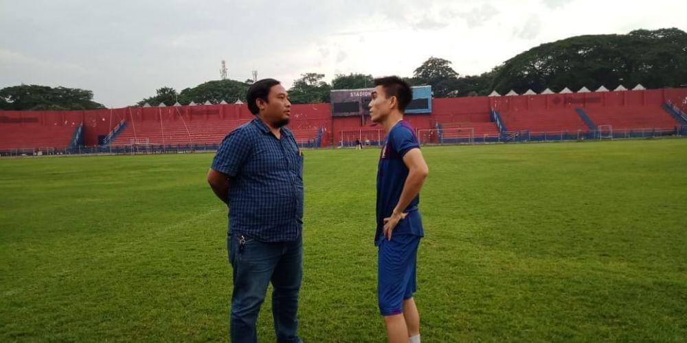 Manajer Persik Kediri, Beny Kurniawan saat berbincang dengan pemain, IDN Times / istimewa