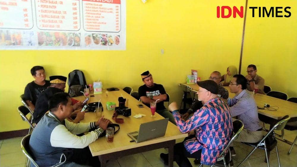 REI Global saat berdiskusi dengan perwakilan masyarakat adat PPU (IDN Times/Ervan Masbanjar)