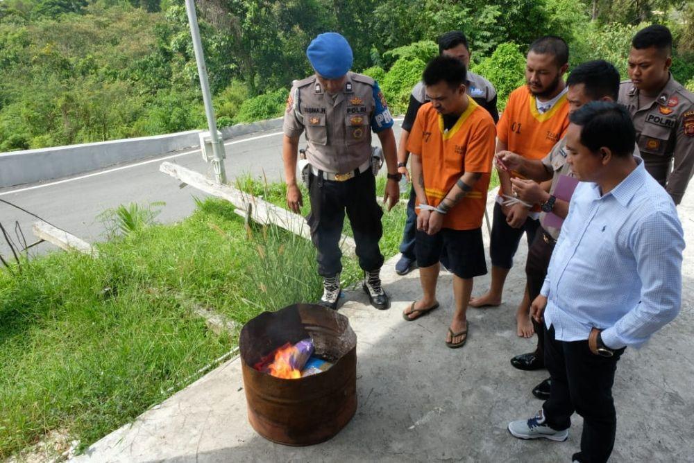Polisi Bakar 1,9 Kilogram Ganja Sitaan dari Bandar Narkoba Balikpapan
