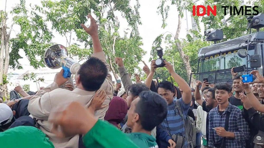 Kuasa Hukum PT Persebaya Indonesia, Mochamad Yusron diangkat Bonek yang setia mendampingi sidang putusan sengketa Wisma Persebaya dan Lapangan Karanggayam, Selasa (10/3). IDN Times/Fitria Madia