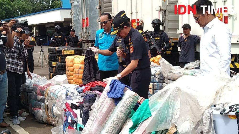 Dirjen Bea Cukai Heru Pambudi dan barang bukti penindakan pakaian, ban dan karpet selundupan dari luar negeri (IDN Times/Shemi)