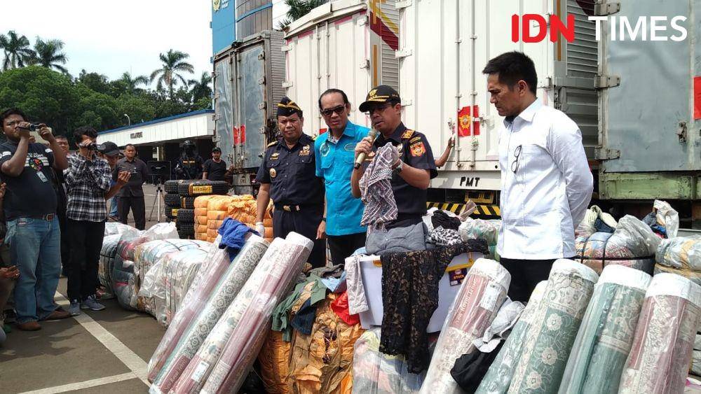 Dirjen Bea Cukai Heru Pambudi dan barang bukti penindakan pakaian, ban dan karpet selundupan dari luar negeri (IDN Times/Shemi)
