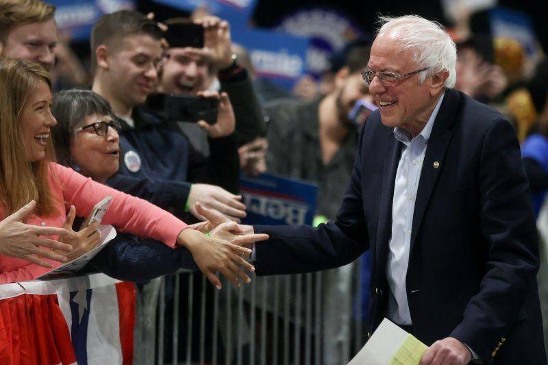 Bakal calon presiden Amerika Serikat 2020 Demokrat Senator Bernie Sanders menyapa pendukung di Springfield, Massachusetts, Amerika Serikat, pada 28 Februari 2020. ANTARA FOTO/REUTERS/Jonathan Ernst