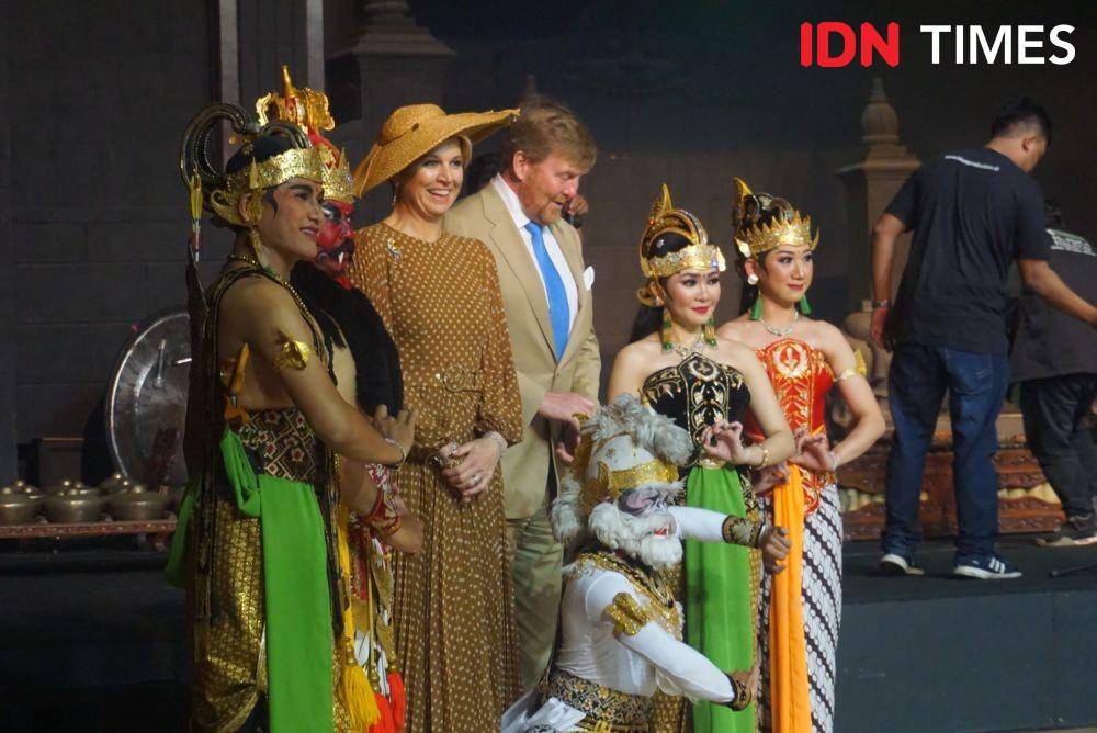 Willem dan Maxima berfoto bersama para pemain di Sendratari Ramayana. (IDN Times/Tunggul Damarjati)