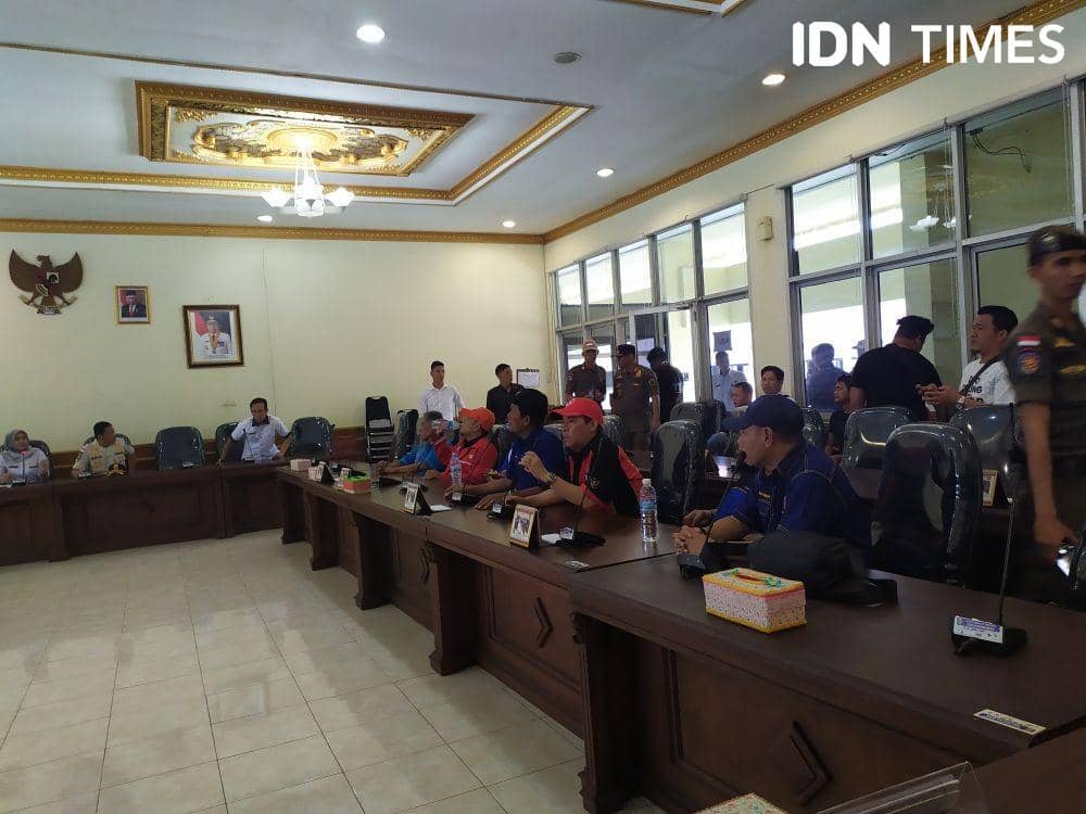 Aksi Ribuan Buruh Palembang Tolak RUU Omnibus Law di DPRD Sumsel (IDN Times/Feny Maulia Agustin)