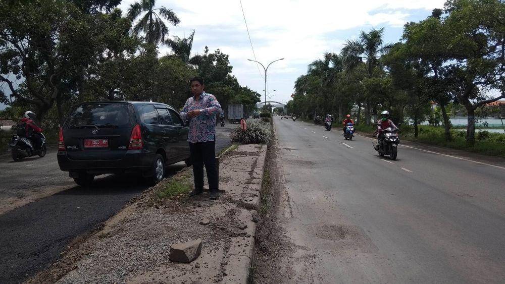 Petugas Bina Marga menyisir jalan raya yang rusak. IDN Times/Imron