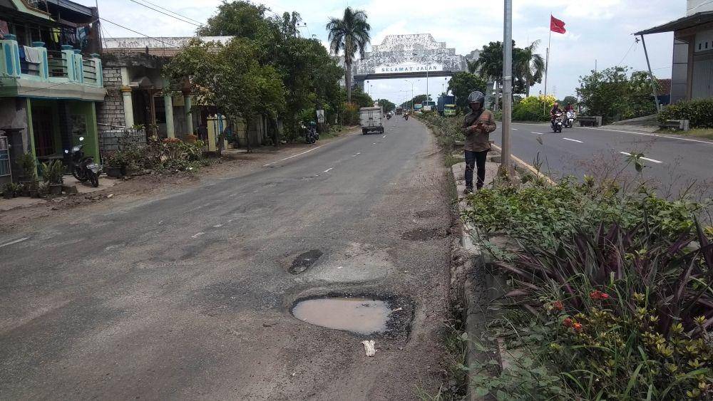 Jalan raya Pantura di Lamongan rusak. IDN Times/Imron
