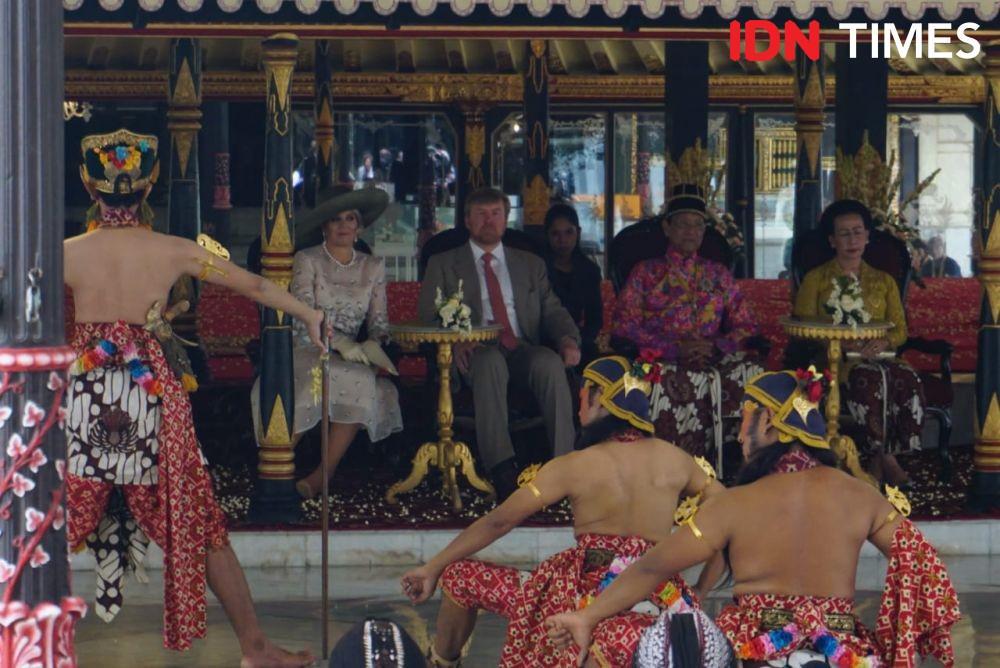 Memakai Baju Kebesaran Kraton, Sultan HB X Temui Raja Belanda