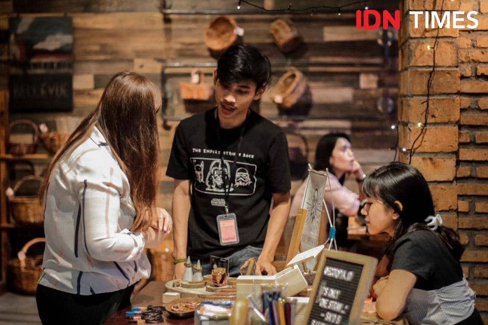 Kiel tampak melakukan penjualanan terhadap pengunjung (IDN Times/Indah Permata Sari)
