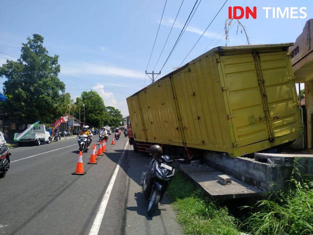 Truk di Klungkung Tabrak Sepeda Motor Ketika Panaskan Mesin