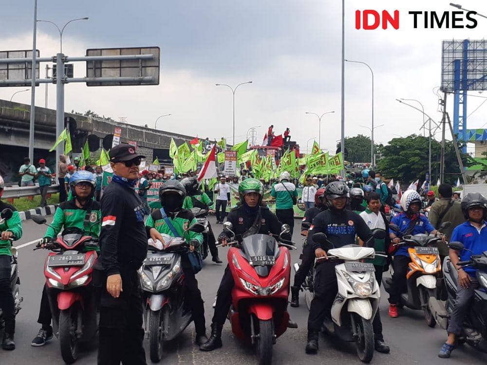 Ribuan Buruh Mulai Bergerak Menuju Bundaran Waru