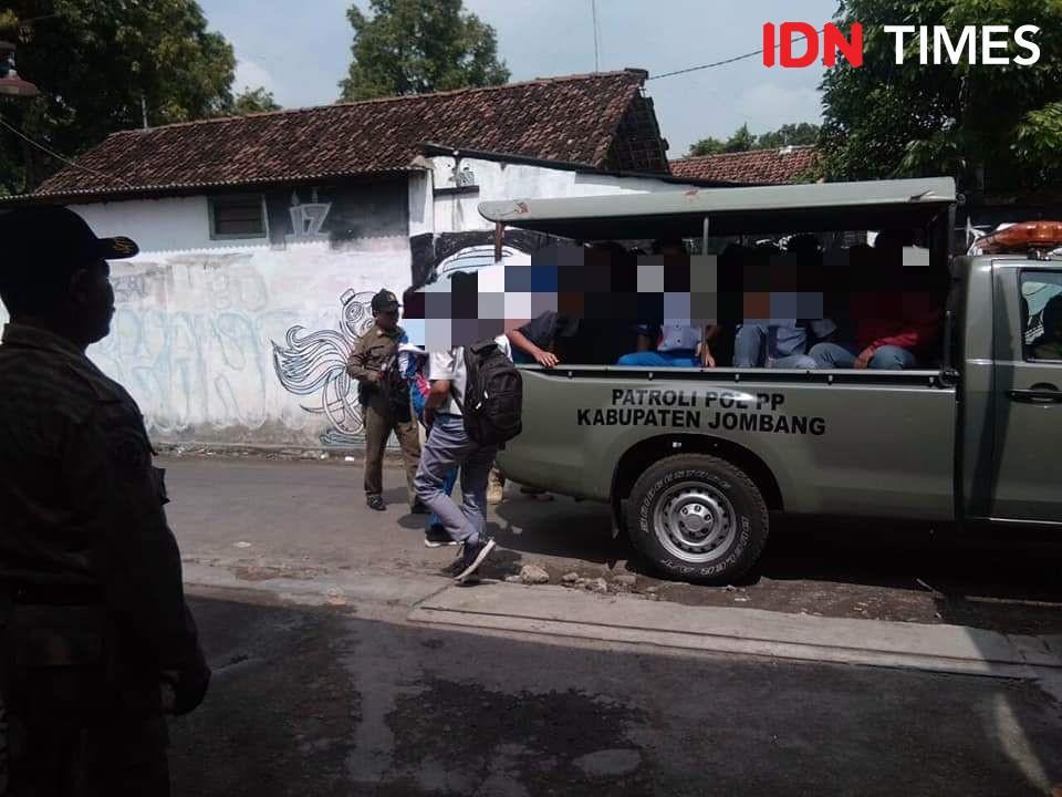 Satpol PP Jombang "Panen" Pelajar Bolos Sekolah