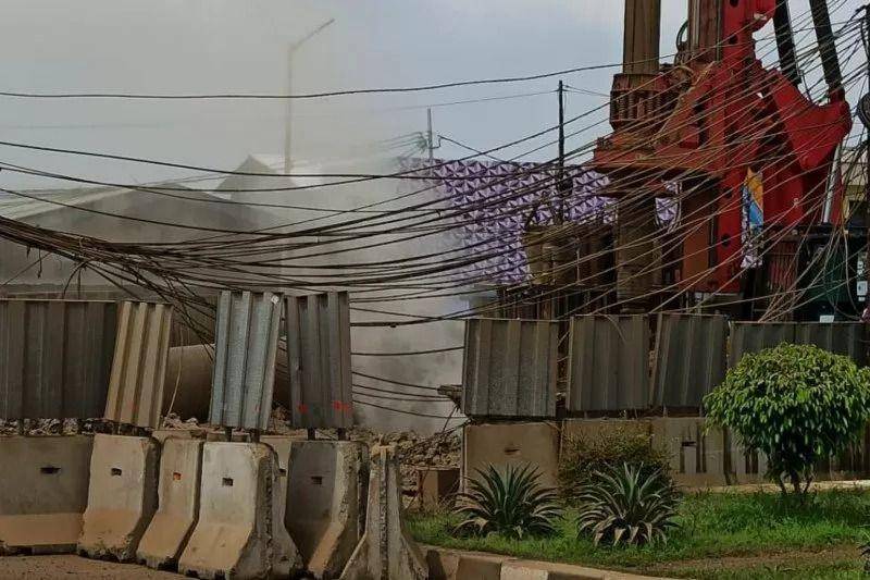 Lokasi pembangunan konstruksi infrastruktur di Jalan Raya Bekasi, Cakung, Jakarta Timur, mengeluarkan gas, Kamis (12/3/2020). Petugas Damkar Jaktim mengatakan peristiwa itu terjadi akibat pipa gas milik Perusahaan Gas Negara (PGN) bocor. (ANTARA/HO-Damkar Jaktim).