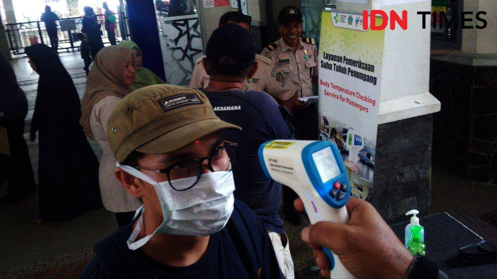 Warga ketika mengecek suhu tubuh secara mandiri di Pelabuhan Ulee Lheue, Banda Aceh (IDN Times/Saifullah)