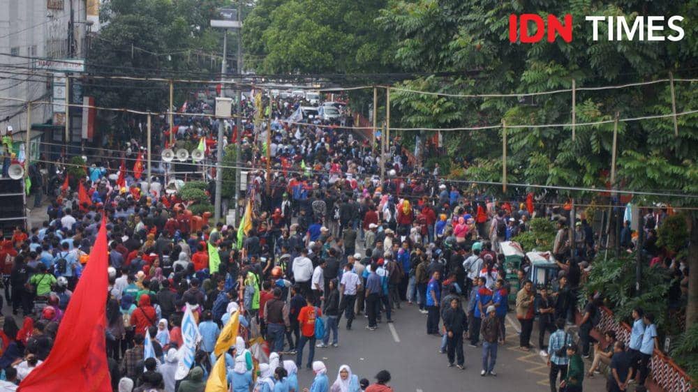 Tolak Omnibus Law, Ratusan Buruh Cimahi Serentak Tinggalkan Pabrik