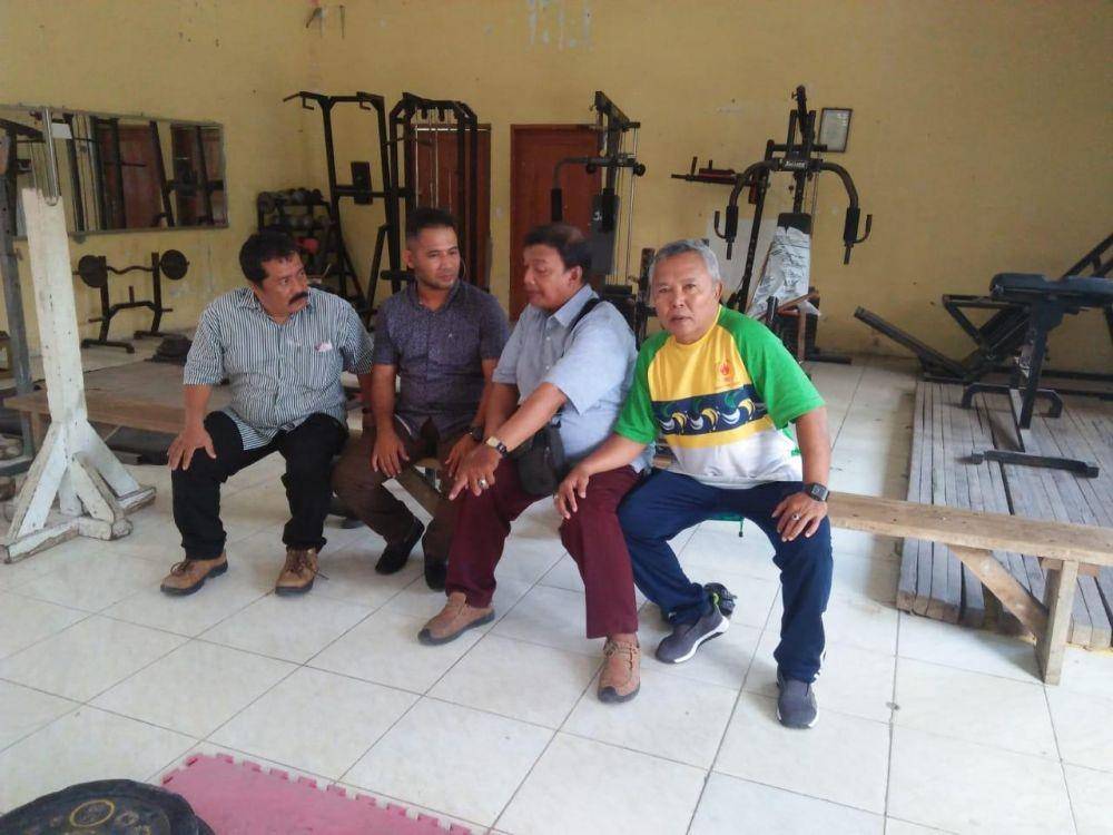 Pengurus PABSI Sumut saat memantau pelatda atlet angkat besi. (Dok.IDN Times/istimewa)