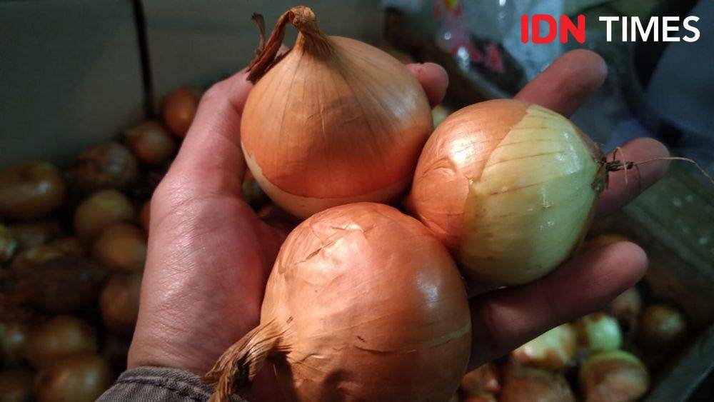 Ilustrasi bawang bombay di pasar (IDN Times/Shemi)