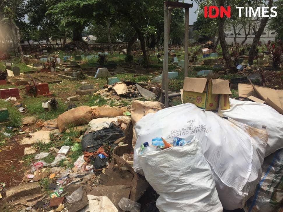 Dugaan warga Depok dangdutan di TPU Pancoran Mas (Rohman Wibowo/IDN Times)