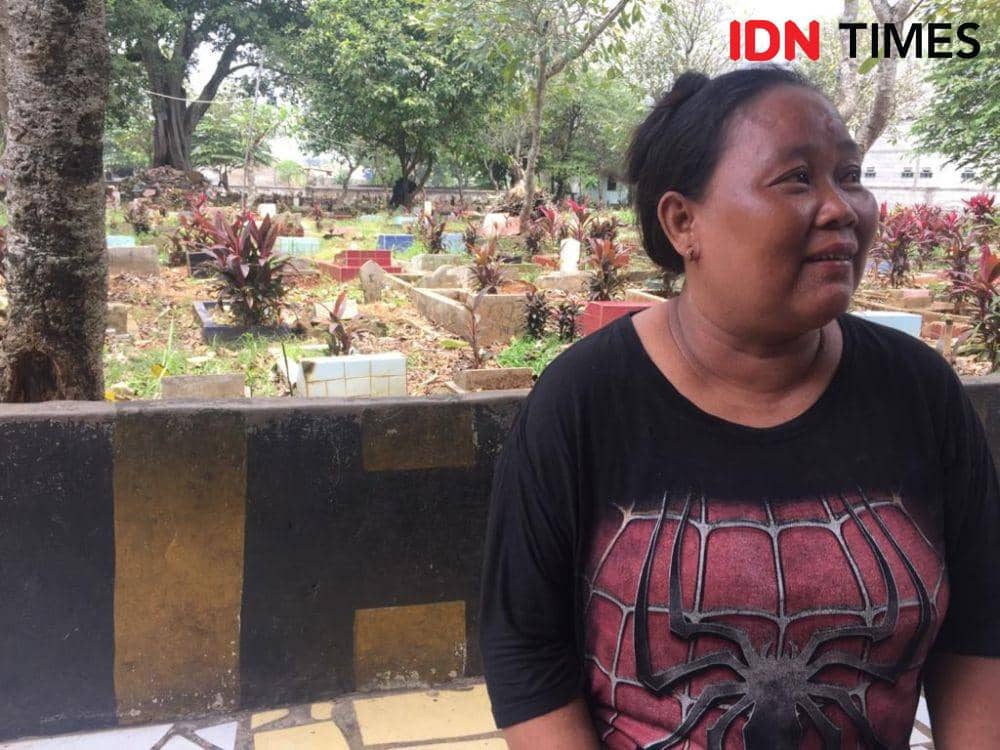 Tuti, warga di sekitar TPU Pancoran Mas, Depok (Rohman Wibowo/IDN Times)