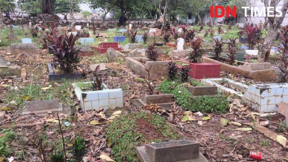 Viral, Warga Depok Dangdutan di Kuburan