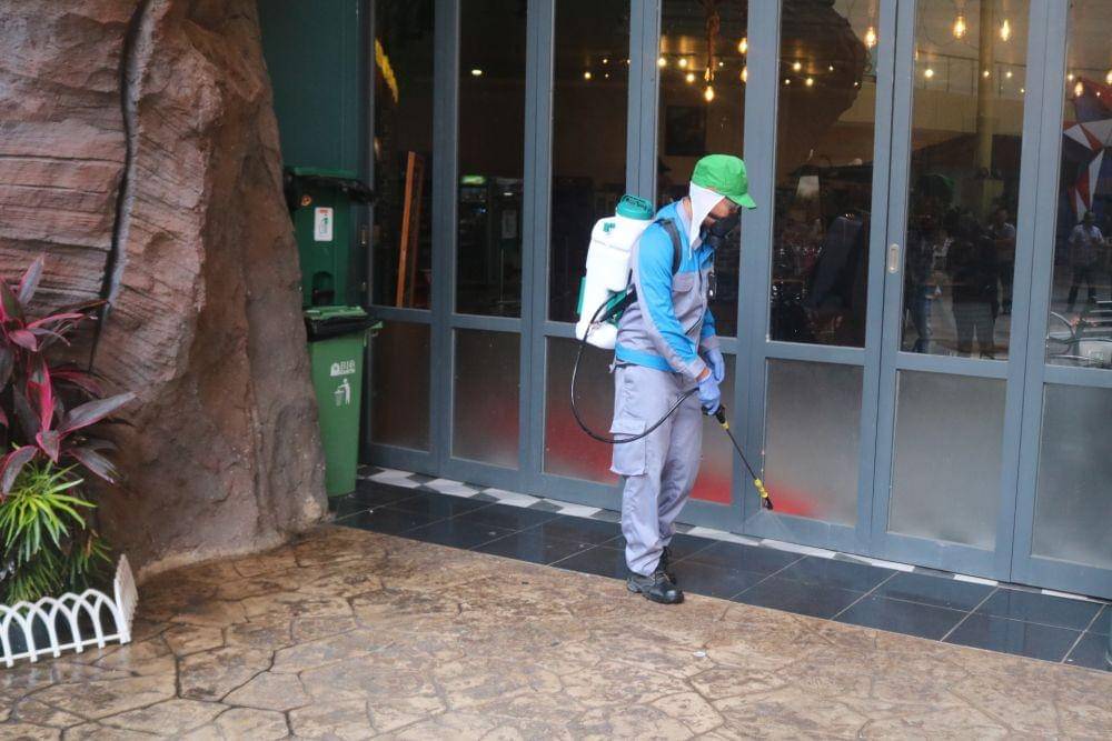 Penyemprotan dilakukan menyeluruh di area pintu masuk Jatim Park 3. IDN Times/Alfi Ramadana