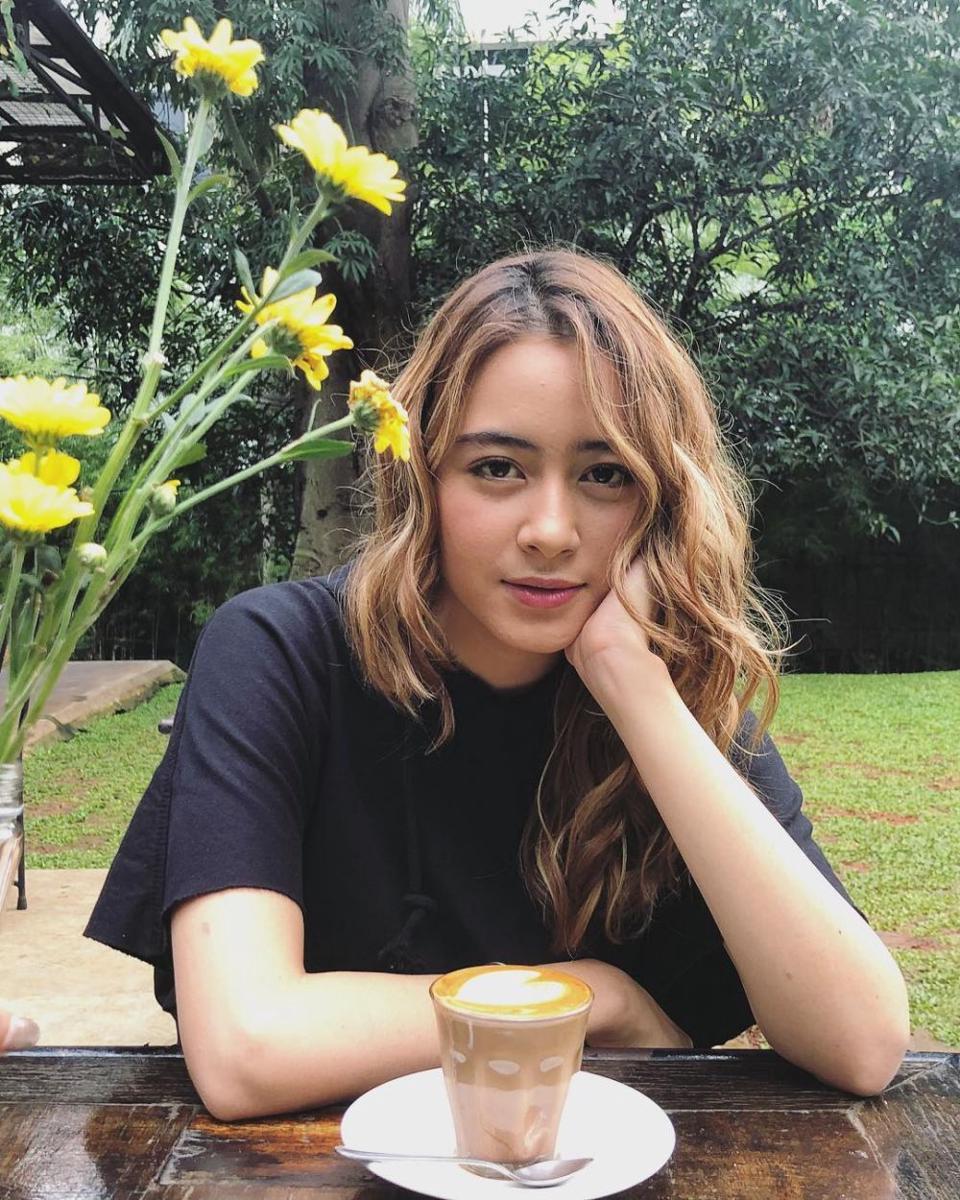 10 Aktris Blasteran yang Anggun dengan Rambut Blondenya