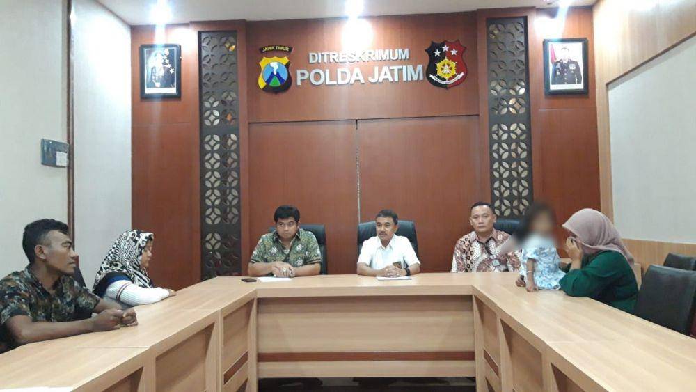 Proses penyerahan bayi NW (2,5) asal Malaysia yang sempat dibawa kabur ke Indonesia. IDN Times/Dok.Istimewa