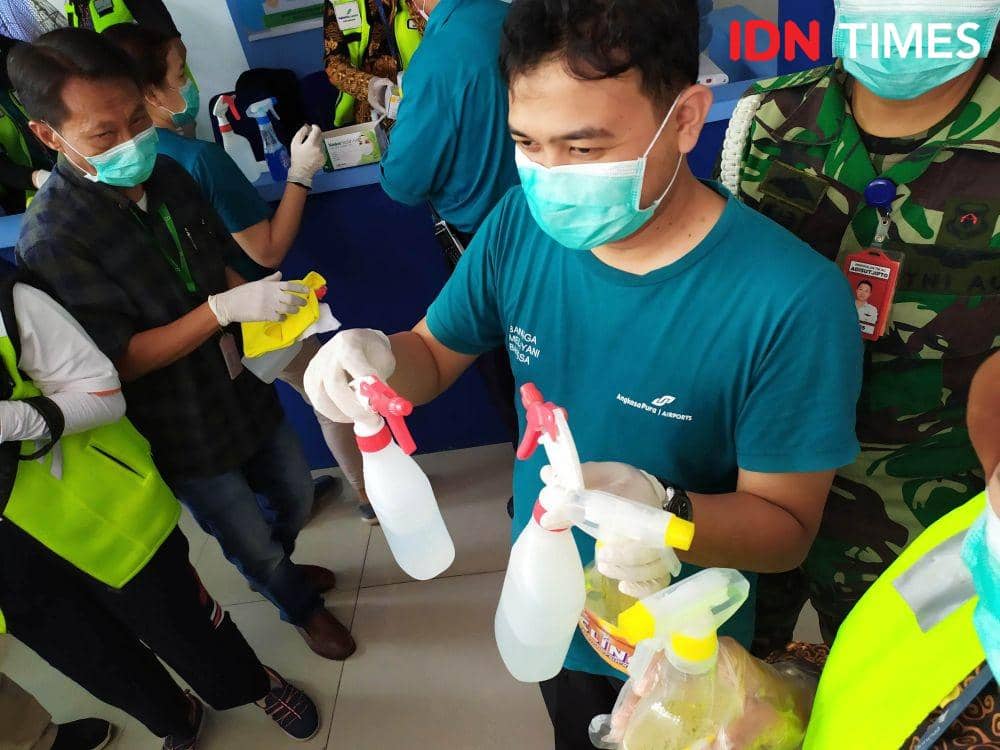 Pembersihan fasilitas Bandara Internasional Adisutjipto. IDN Times/Siti Umaiyah