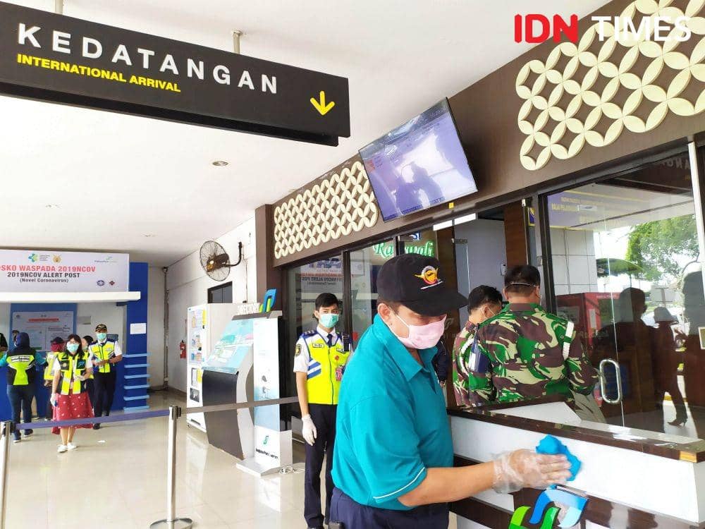 Pembersihan fasilitas Bandara Internasional Adisutjipto. IDN Times/Siti Umaiyah