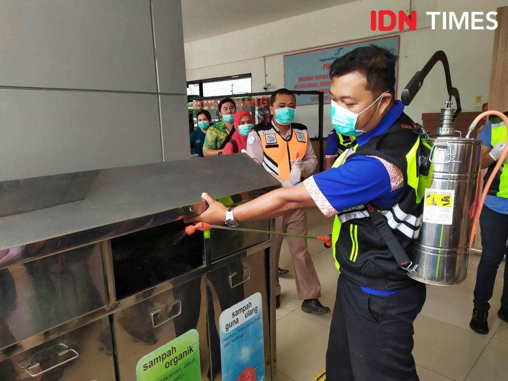 Pembersihan fasilitas Bandara Internasional Adisutjipto. IDN Times/Siti Umaiyah