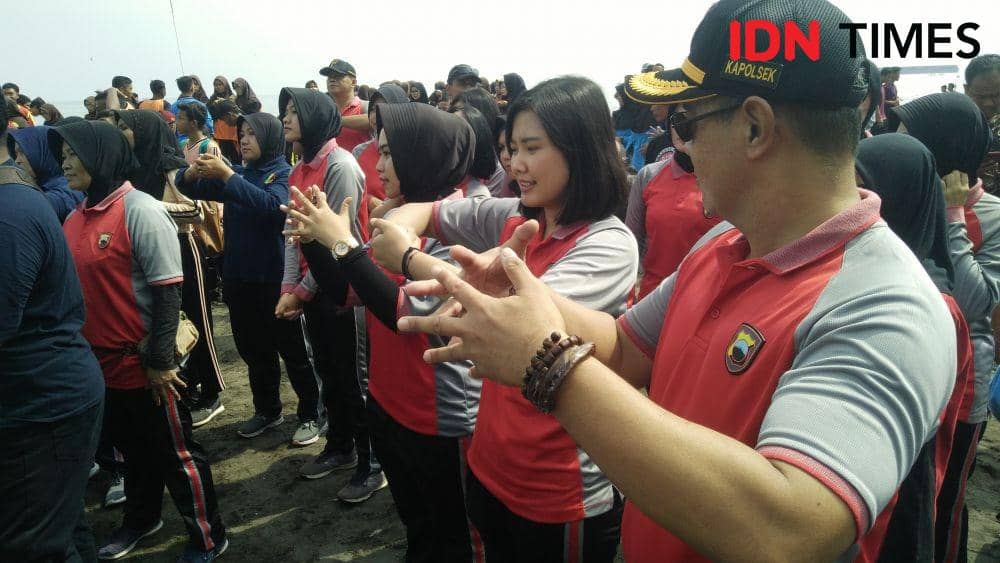 Sejumlah Apaaratur Sipil Negara (ASN) mendapatkan botol cairan pembersih (hand sanitizer) dari Polres Tegal Kota. (IDN Times/ Muchammad Haikal)