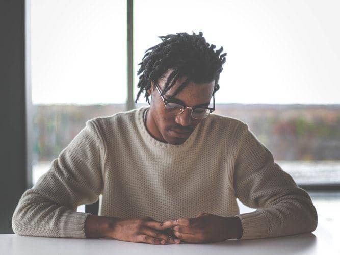 Ilustrasi pria merasa terpuruk. (unsplash.com/Hunter Newton)