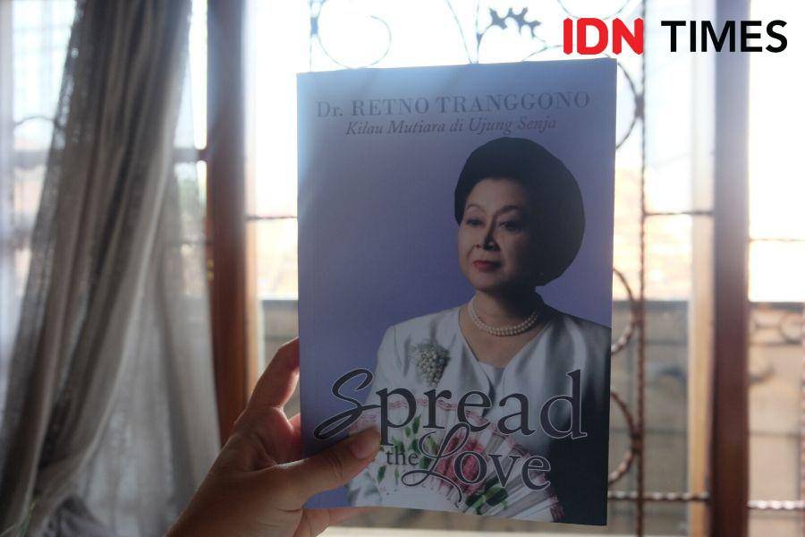 Cover buku "Kilau Mutiara di Ujung Senja: Spread the Love". 14 Maret. IDN Times: Tyas Hanina
