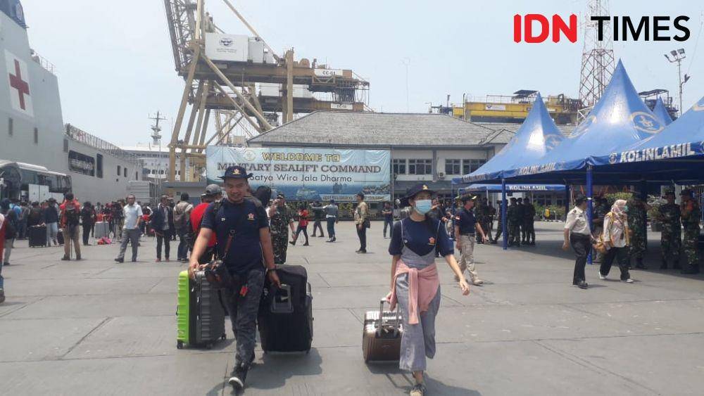 ABK World Dream menuju bus untuk kembali ke daerahnya masing-masing (IDN Times/Muhammad Imam Birawa)