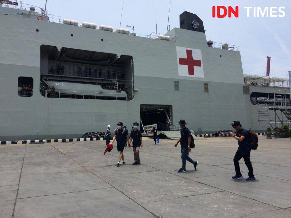 Suasana Pelabuhan Tj. Priok saat kedatangan 188 ABK World Dream (IDN Times/Irfan Fathurohman)