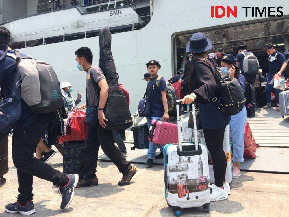 Suasana Pelabuhan Tj. Priok saat kedatangan 188 ABK World Dream (IDN Times/Irfan Fathurohman)