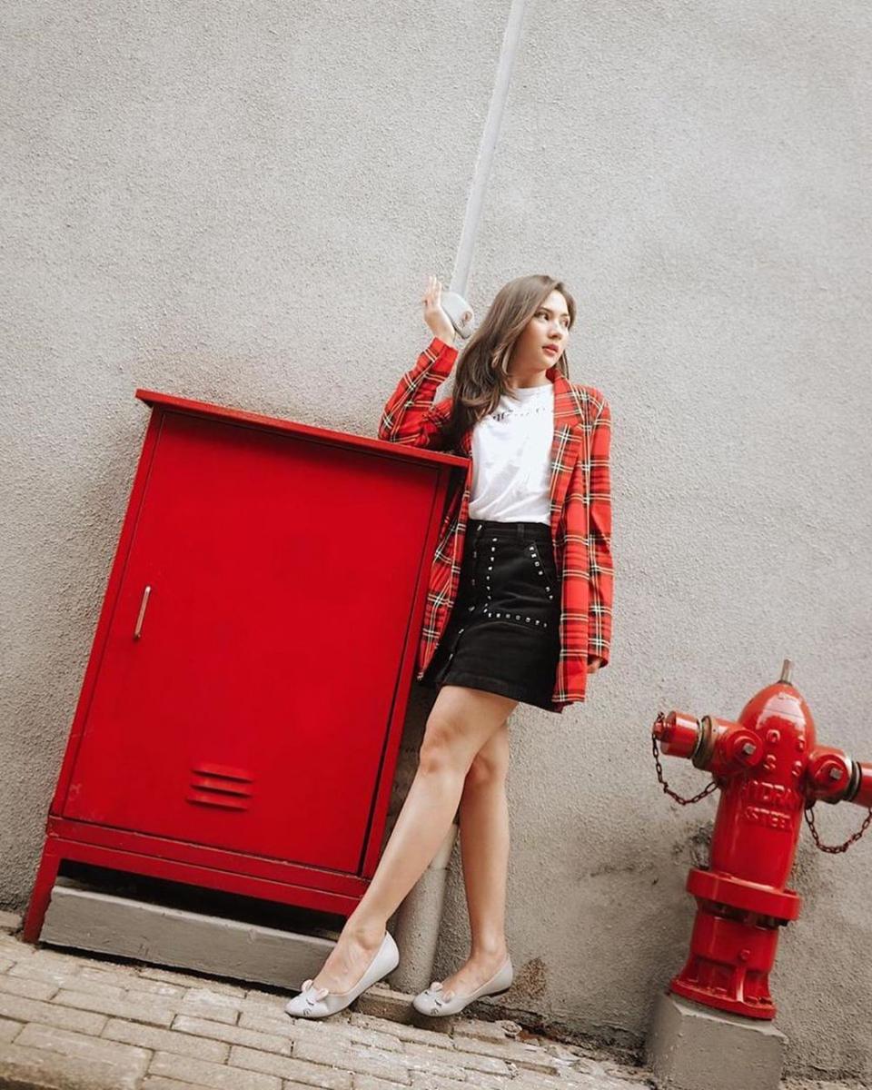 10 Ide Padukan Button Skirt ala Selebriti, Stylish Abis!
