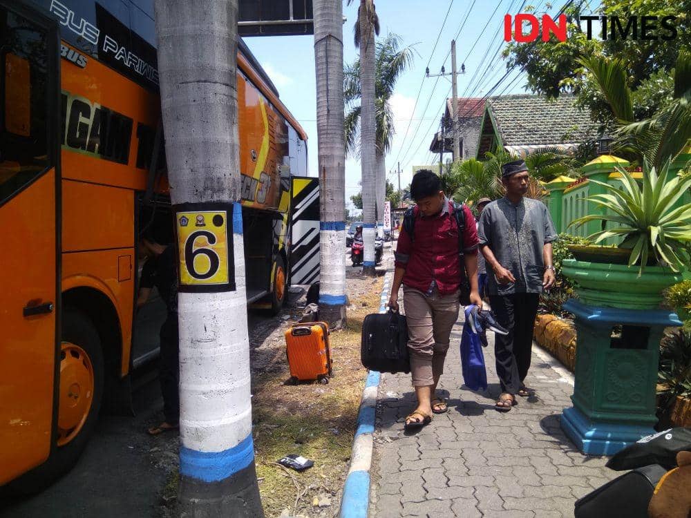 Pelajar SMAN 1 Mejayan, Kabupaten Madiun baru turun dari bus yang mengangkutnya selama tour di Bali. IDN Times/Nofika Dian Nugroho
