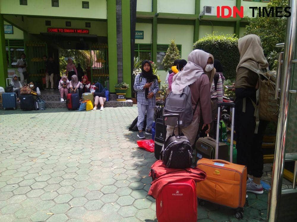 Sejumlah pelajar SMAN 1 Mejayan, Kabupaten Madiun baru tiba dari tour yang tidak tuntas di Bali. IDN Times/Nofika Dian Nugroho