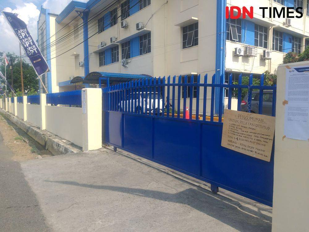Kantor pajak yang terlihat ditutup sementara (IDN Times/ Bambang Suhandoko)