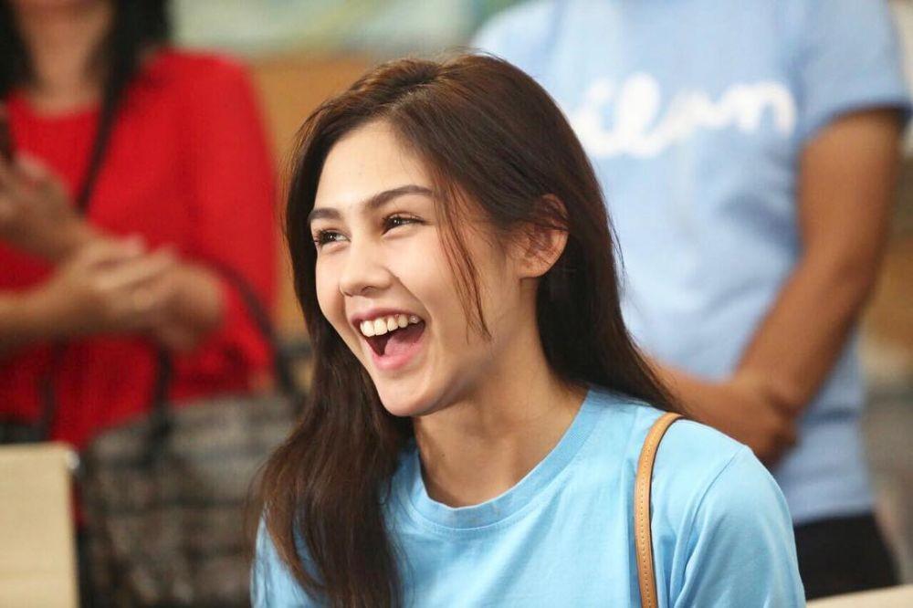 10 Potret Artis yang Ketawa Ini Bisa Bikin Kamu Bahagia!