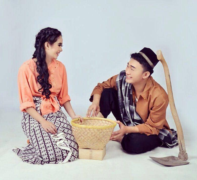 Jauh dari Kesan Glamor, Ini 10 Potret Seru Kesederhanaan Boby Tince