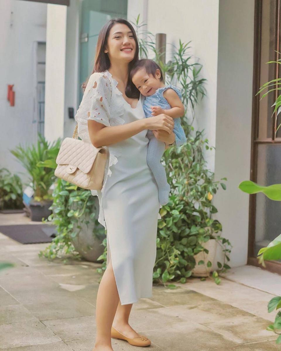 10 Potret Anggun Anissa Aziza dengan OOTD Gaun dan Rok