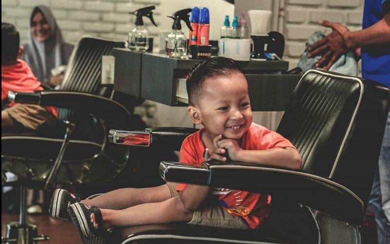 9 Rekomendasi Tempat Potong Rambut di Surabaya yang Bikin Kece