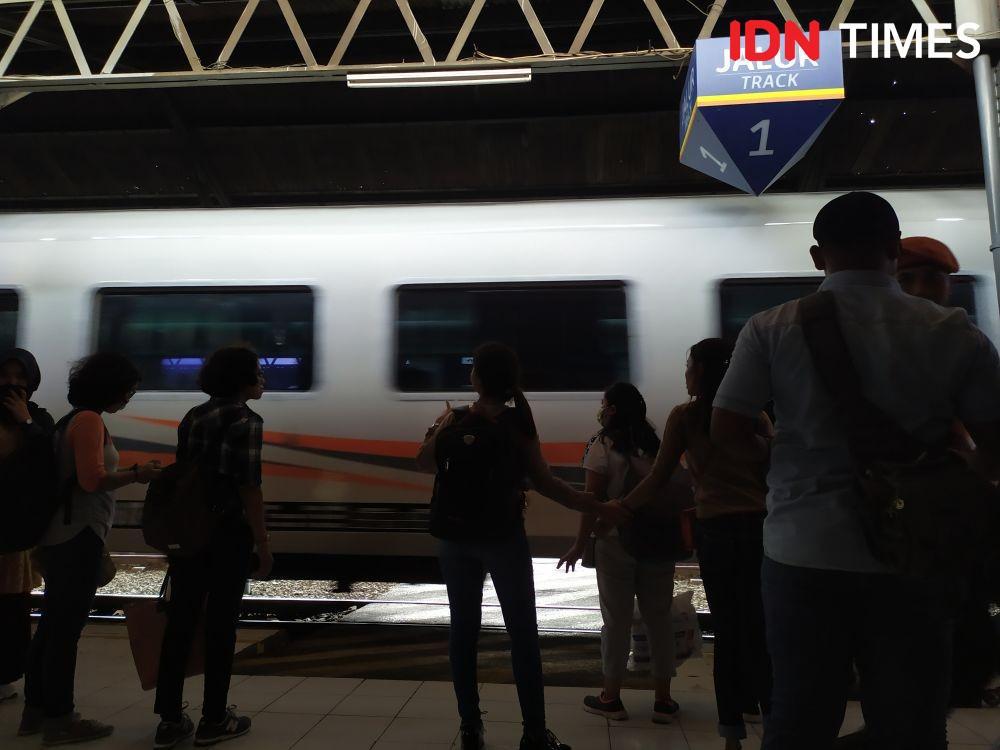 [FOTO] Waspada Virus Corona, Gerbong Kereta Disemprot Disinfektan